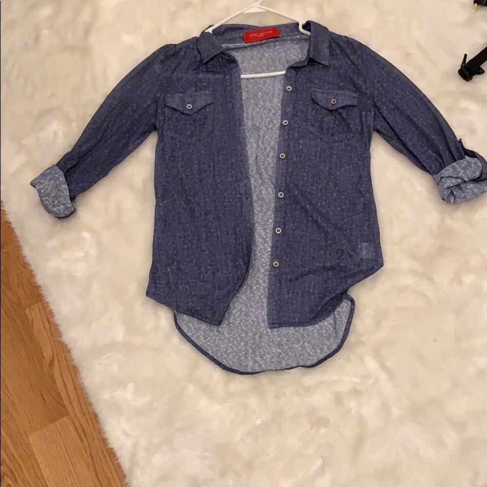 Very cute fitted like button shirt